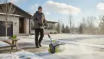 Akku-Kehrmaschine mit Walze: Ihr Winterhelfer