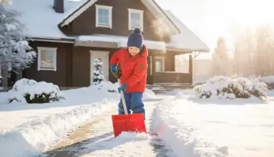Winterfreude mit dem Kinderschneeschieber